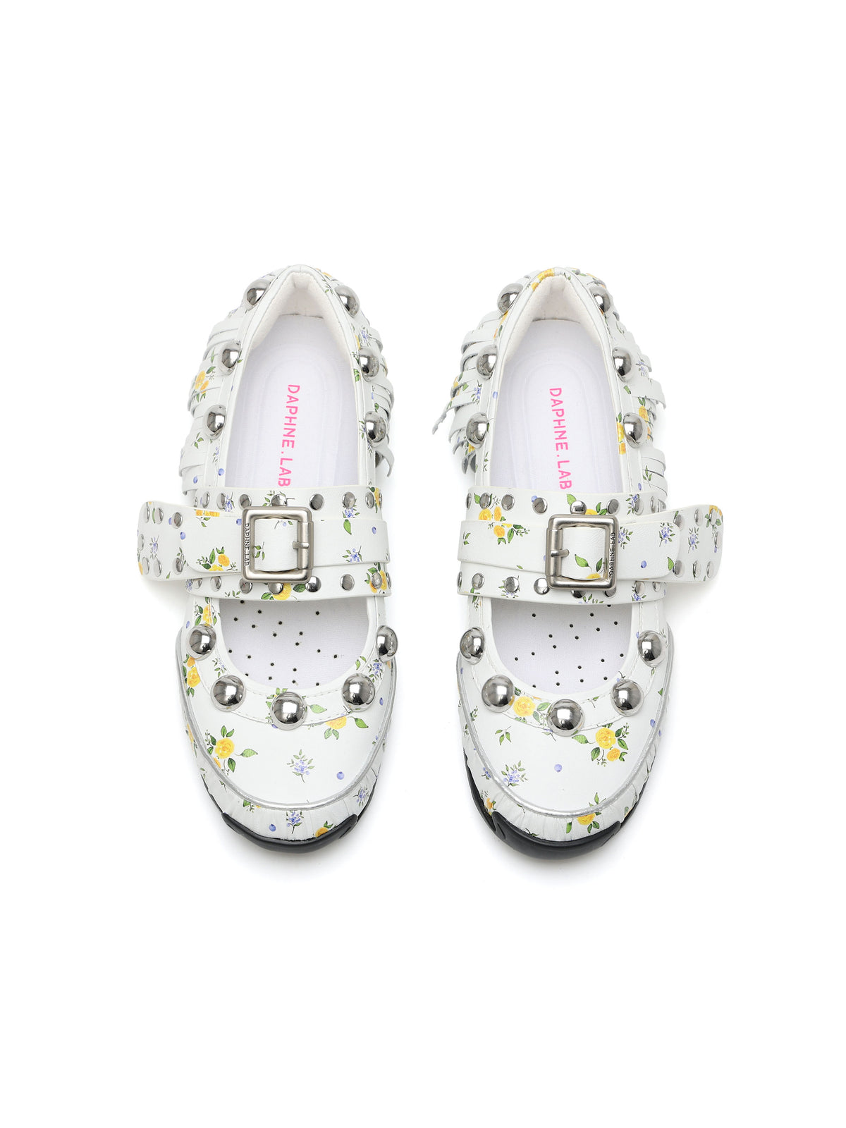 THYIA Mary Jane Ballerinas mit Nietenfransen und Blumenmuster in Weiß