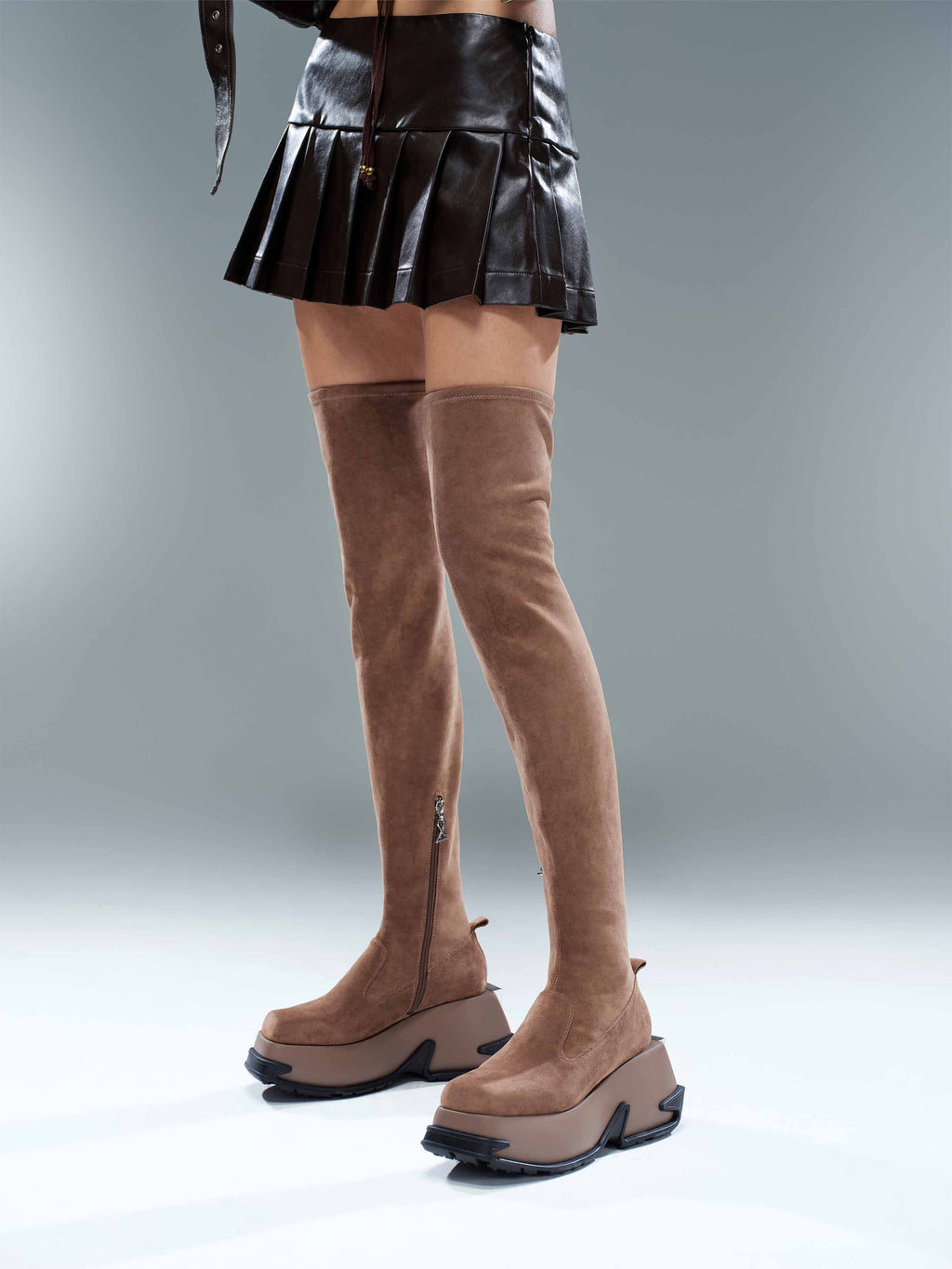 KLYMENE Overknee-Stiefel mit Keilabsatz Khakibraun