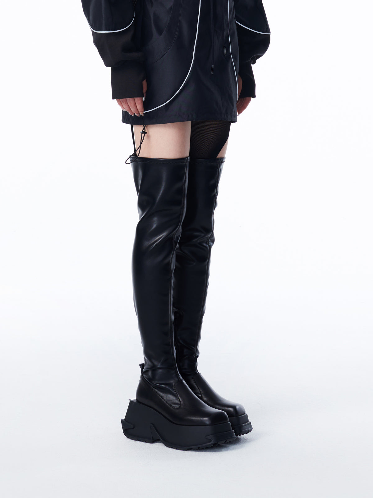 KLYMENE Overknee-Stiefel mit Keilabsatz in Schwarz