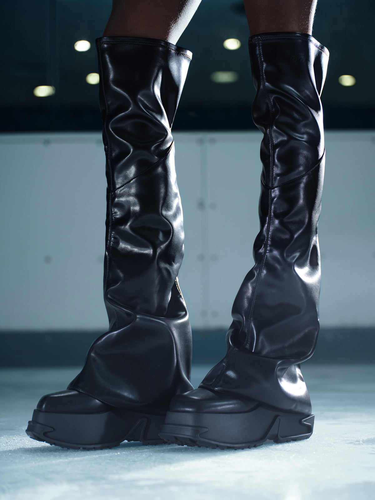 Daphne.Lab x DIDU | MOIRA Plateau Overknee-Stiefel Schwarz