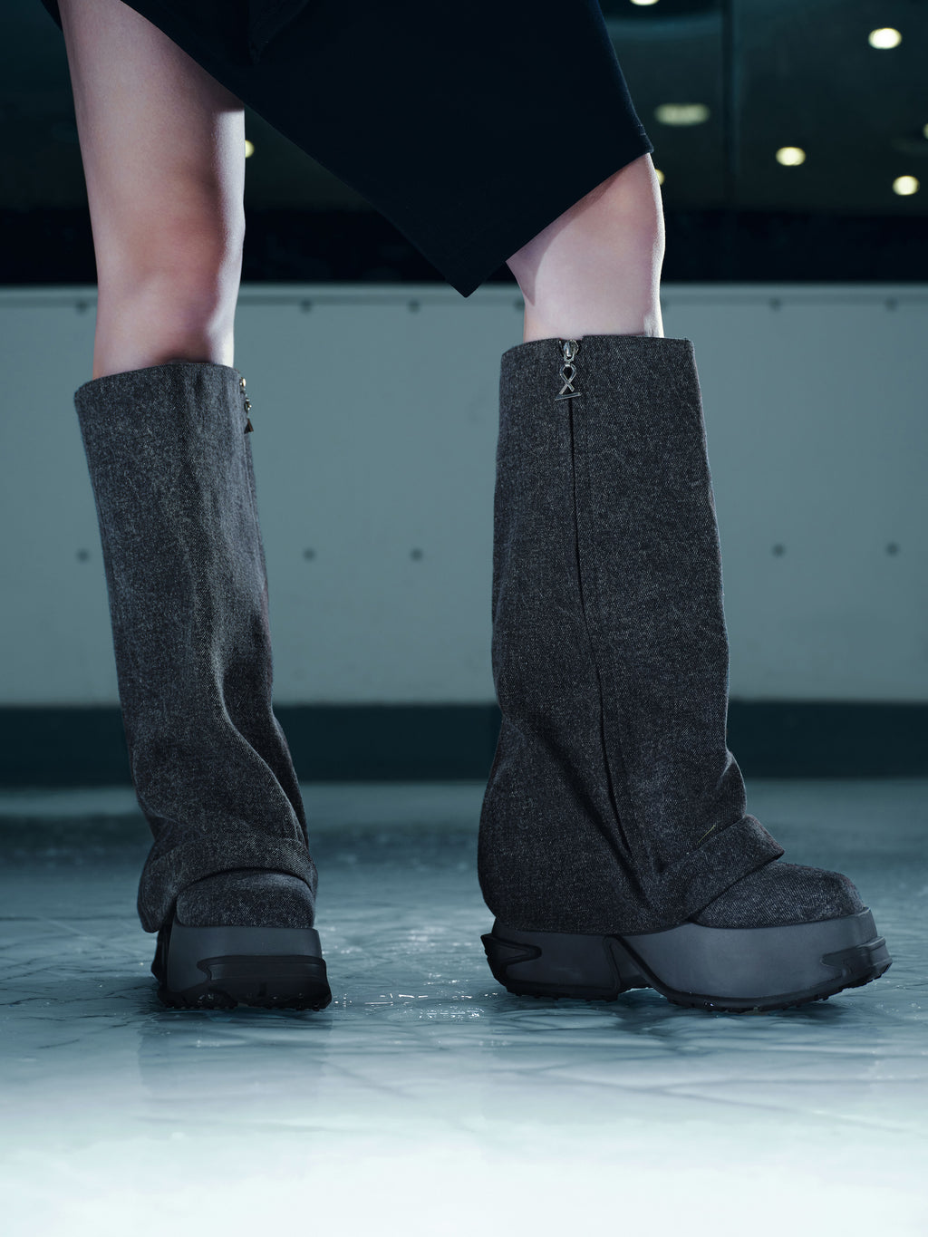 ERATO Zip-Gamaschenstiefel kniehoch aus schwarzem Denim