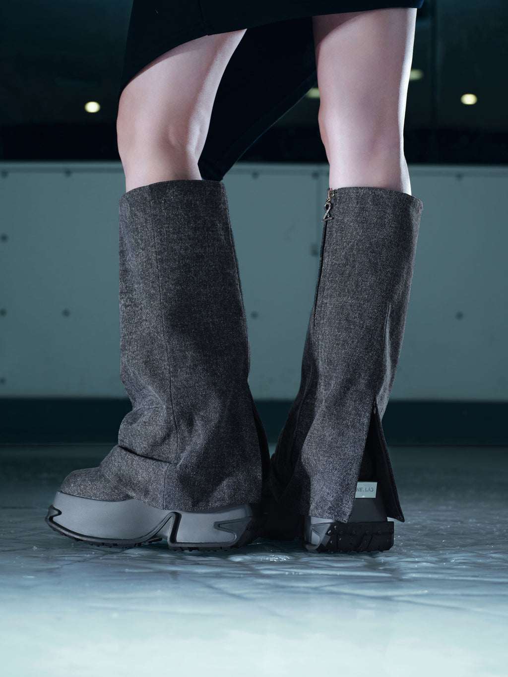 ERATO Zip-Gamaschenstiefel kniehoch aus schwarzem Denim